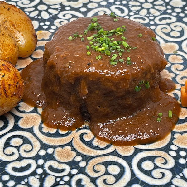 TIMBAL DE RABO DE TORO AL VINO TINTO CON SALSA APARTE A BAJA